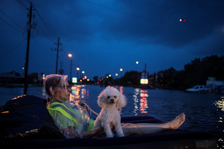 Thế giới trong tuần qua ảnh: lũ lụt ở Nam Á, bão ở Mỹ - Ảnh 3.