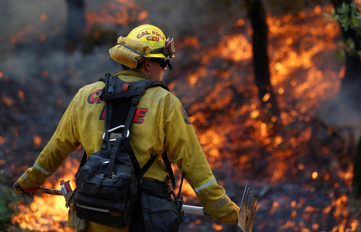 Cháy rừng vẫn khó kiểm soát ở California - Ảnh 1.