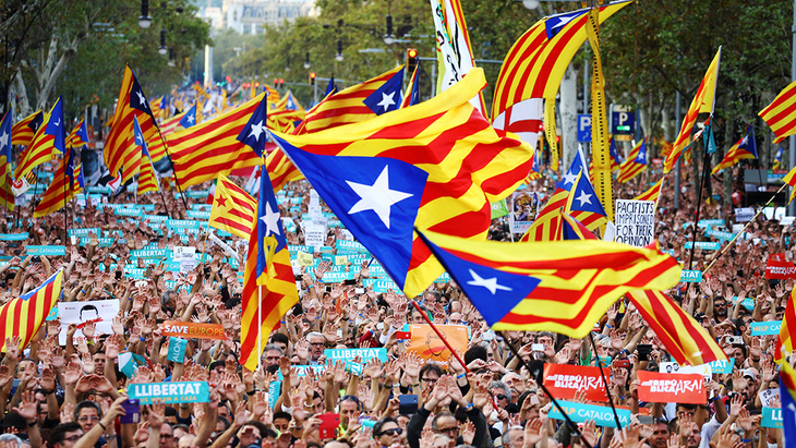 Catalonia sẽ tách khỏi Tây Ban Nha hay bị tước quyền tự trị? - Ảnh 1.