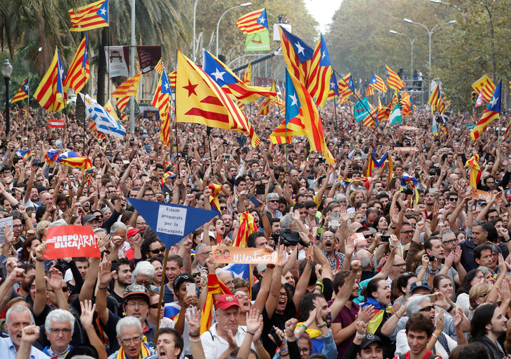 Thượng viện Tây Ban Nha chấp thuận đình chỉ quyền tự trị Catalonia - Ảnh 3.