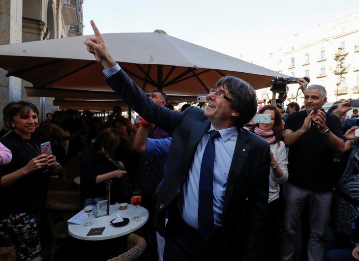 Ban lãnh đạo Catalonia tuyên bố vẫn đi làm dù bị phế truất - Ảnh 1.