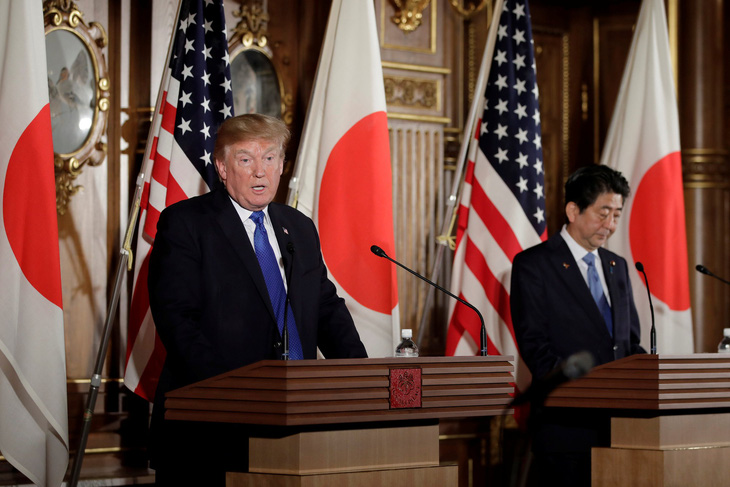 Ông Trump khuyên Nhật mua vũ khí Mỹ để hạ tên lửa Triều Tiên - Ảnh 1.