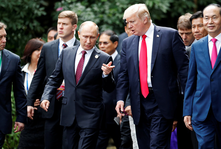 Ông Trump và ông Putin tranh thủ trao đổi, bắt tay vì không gặp riêng - Ảnh 1.