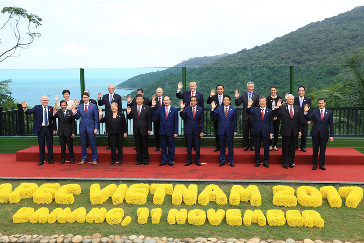 Các lãnh đạo APEC không mặc áo truyền thống APEC chụp ảnh - Ảnh 4.