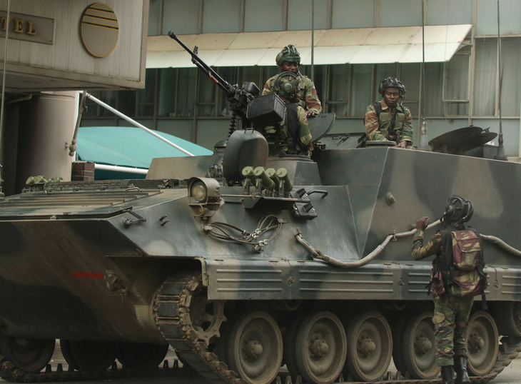 Nín thở chờ động tác tiếp theo của quân đội Zimbabwe - Ảnh 2.