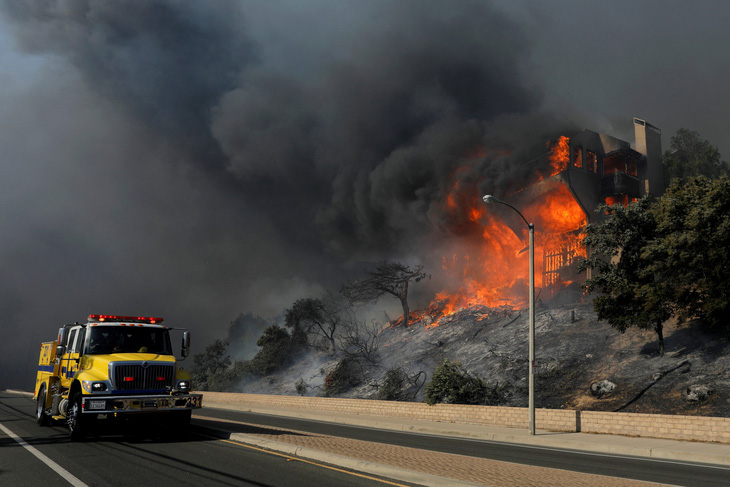 Cháy rừng lan đến khu nhà giàu Nam California - Ảnh 5.