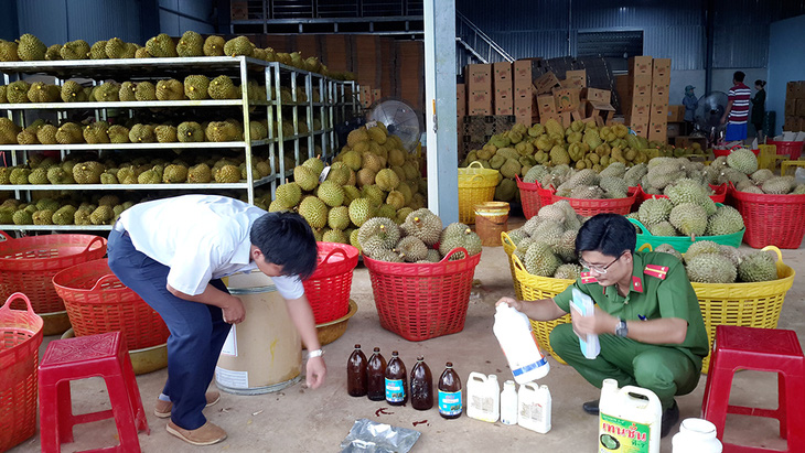 Đình chỉ 4 tháng với doanh nghiệp ngâm sầu riêng trong hóa chất - Ảnh 1.