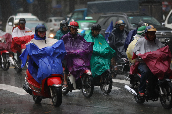 Sài Gòn mưa cả ngày lẫn đêm, chuẩn bị đón triều cường - Ảnh 2.