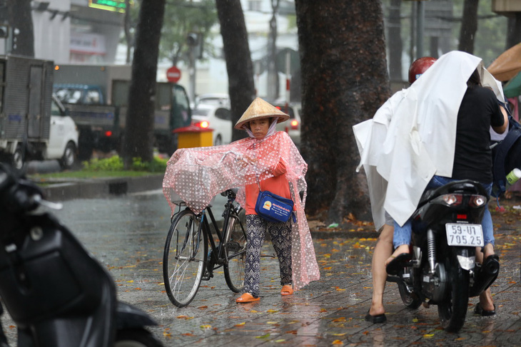 Sài Gòn mưa cả ngày lẫn đêm, chuẩn bị đón triều cường - Ảnh 4.
