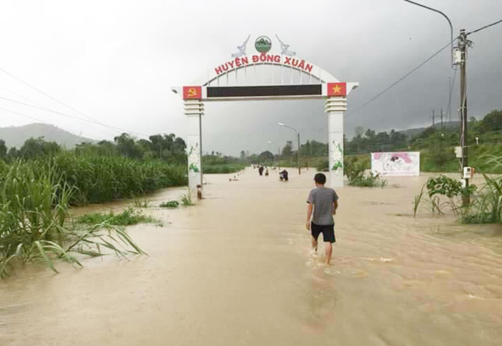 Lũ tràn qua đường sắt ở Phú Yên - Ảnh 1.