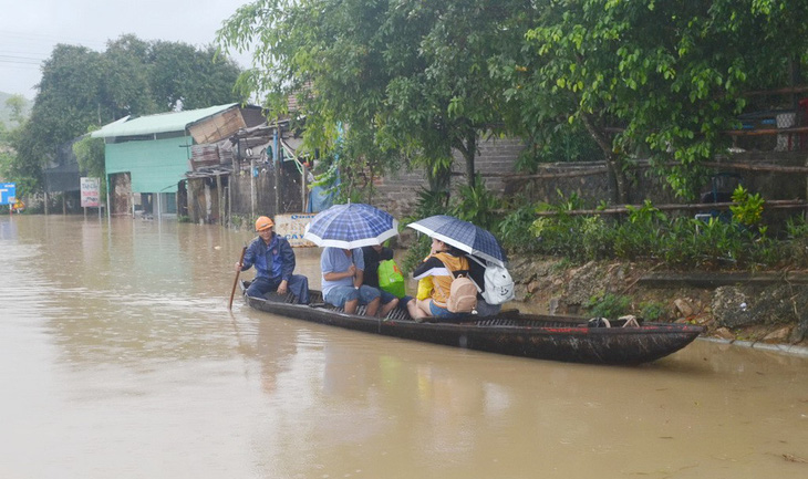 Lũ cuốn chìm xuồng ở Phú Yên, 1 người chết - Ảnh 1.