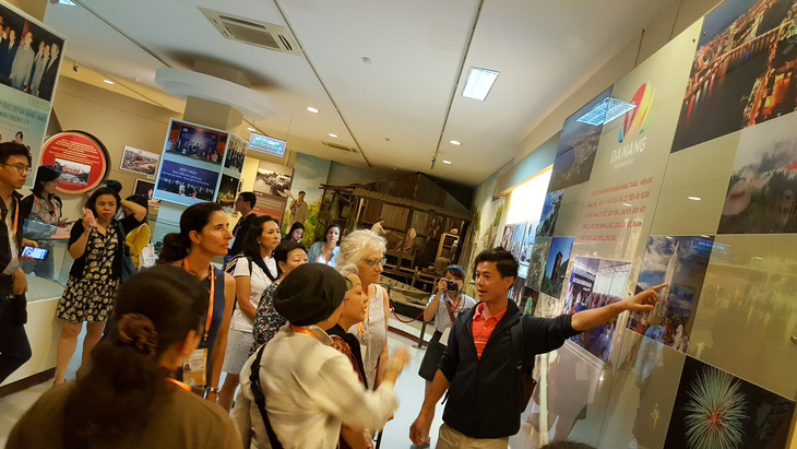 Phu nhân đại biểu ABAC tham quan Bảo tàng Đà Nẵng - Ảnh 2.