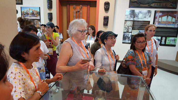 Phu nhân đại biểu ABAC tham quan Bảo tàng Đà Nẵng - Ảnh 3.