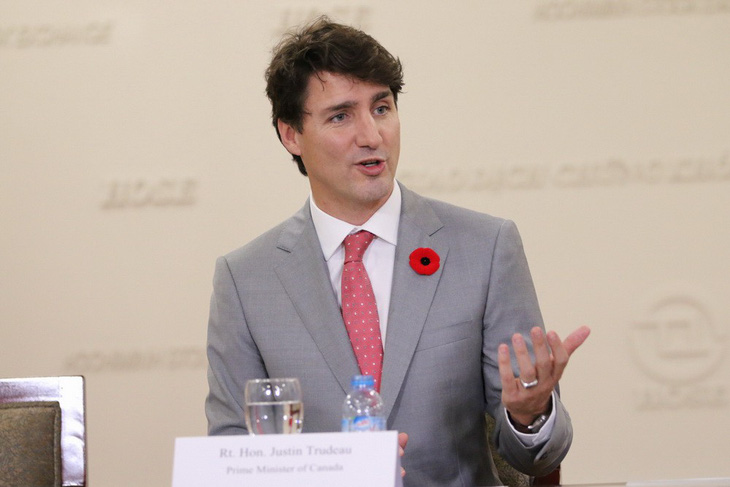 Thủ tướng Canada Justin Trudeau gõ chiêng tại sàn chứng khoán - Ảnh 1.