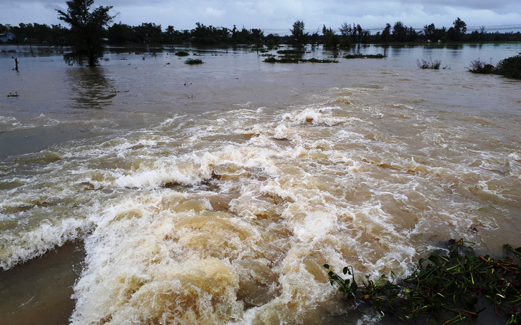 Lũ chia cắt nhiều nơi ở Quảng Nam - Ảnh 2.