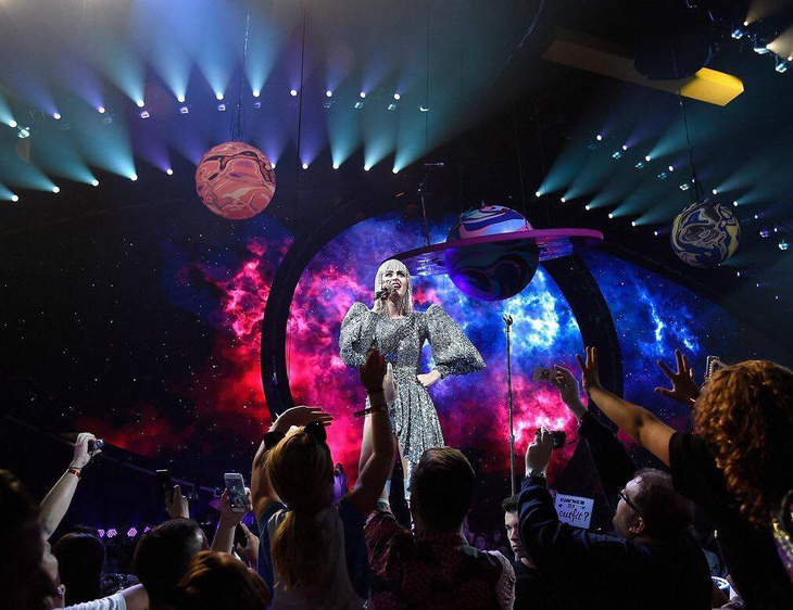 Katy Perry diện ba thiết kế của Công Trí trong tour diễn - Ảnh 5.