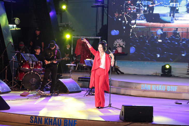 Khán giả Đà Nẵng hát cùng Mỹ Tâm trong gió lạnh - Ảnh 6.