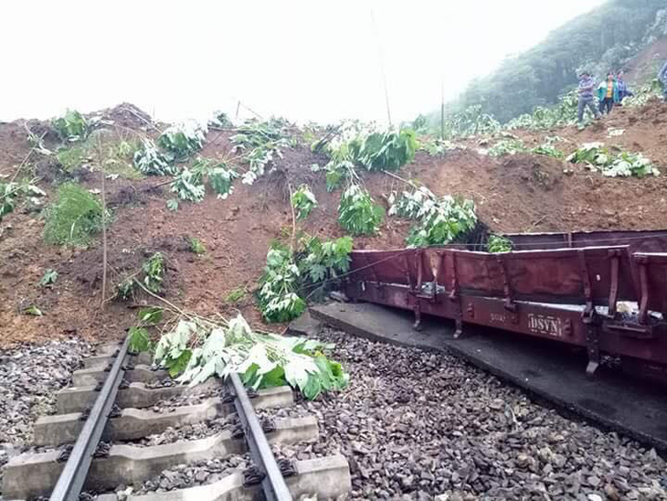 Lở đất vùi lấp 3 đường sắt, 7 toa tàu ở Yên Bái - Ảnh 1.