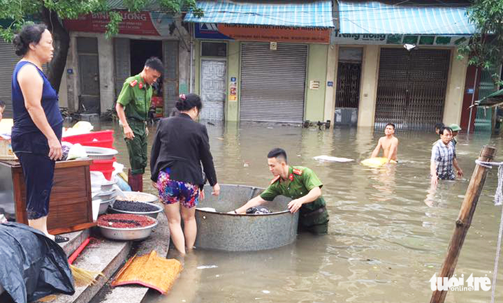 Tiểu thương Vinh lao đao cứu hàng trong nước ngập thắt lưng - Ảnh 6.