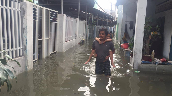 Nhà dân ngập 1m nước sau cơn mưa tối 12-10 - Ảnh 1.
