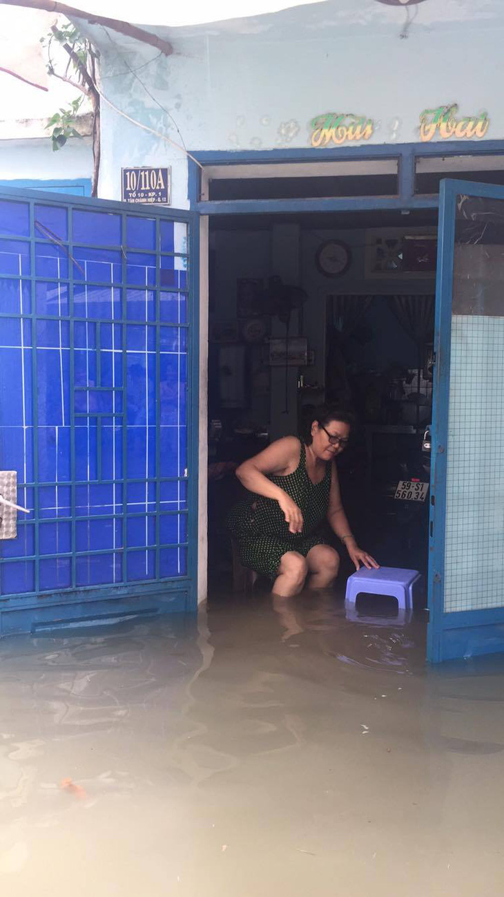 Nhà dân ngập 1m nước sau cơn mưa tối 12-10 - Ảnh 5.