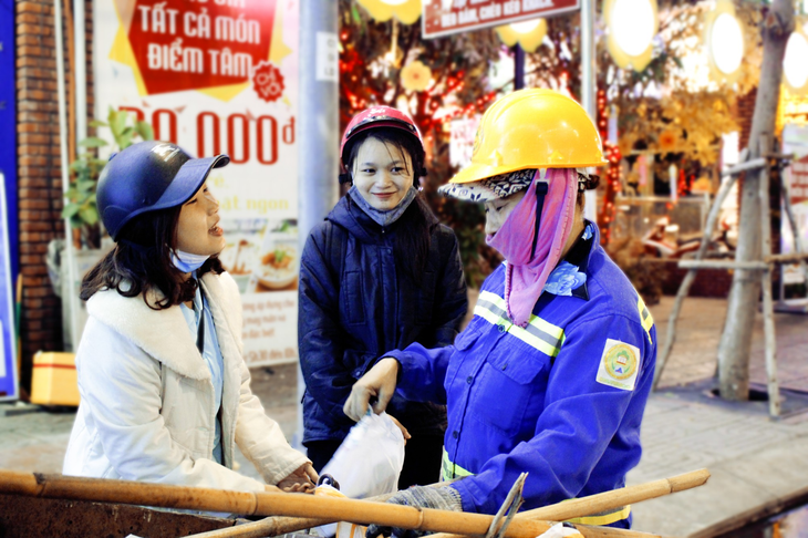 Bạn trẻ Đà Nẵng đón Giáng sinh cùng lao động nghèo - Ảnh 6.