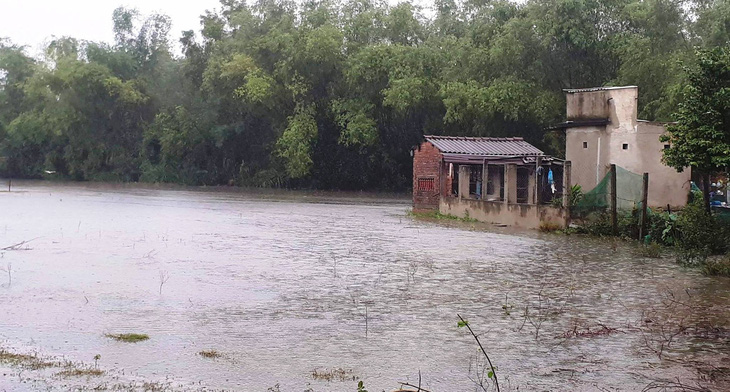 Miền Trung: Mưa lớn thượng nguồn, gió giật ngoài biển - Ảnh 3.