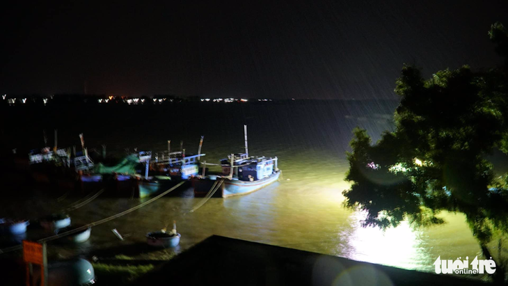 Tâm bão số 12 đổ bộ đất liền, gió cấp 11 tại Nha Trang, Tuy Hòa mất điện - Ảnh 27.