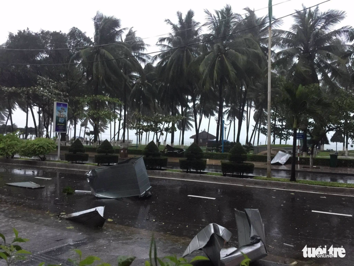 Tâm bão số 12 đổ bộ đất liền, gió cấp 11 tại Nha Trang, Tuy Hòa mất điện - Ảnh 6.