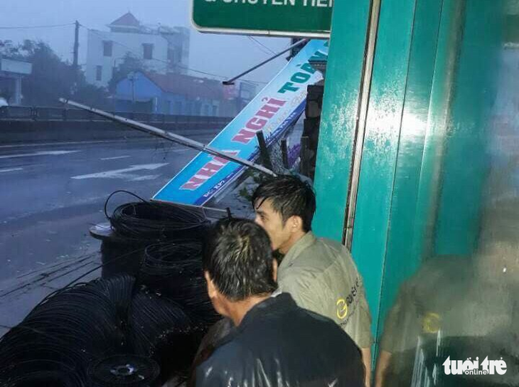 Tâm bão số 12 đổ bộ đất liền, gió cấp 11 tại Nha Trang, Tuy Hòa mất điện - Ảnh 8.