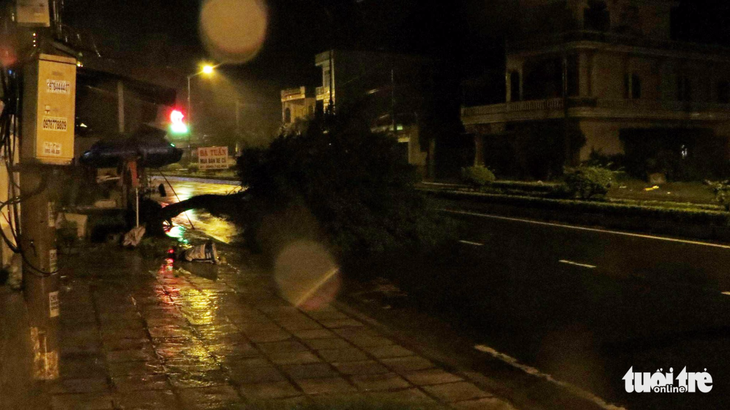 Tâm bão số 12 đổ bộ đất liền, gió cấp 11 tại Nha Trang, Tuy Hòa mất điện - Ảnh 23.