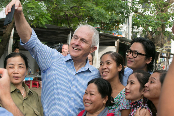 Thủ tướng Úc ăn bánh mì lề đường, thích hương vị đồ ăn Việt - Ảnh 2.