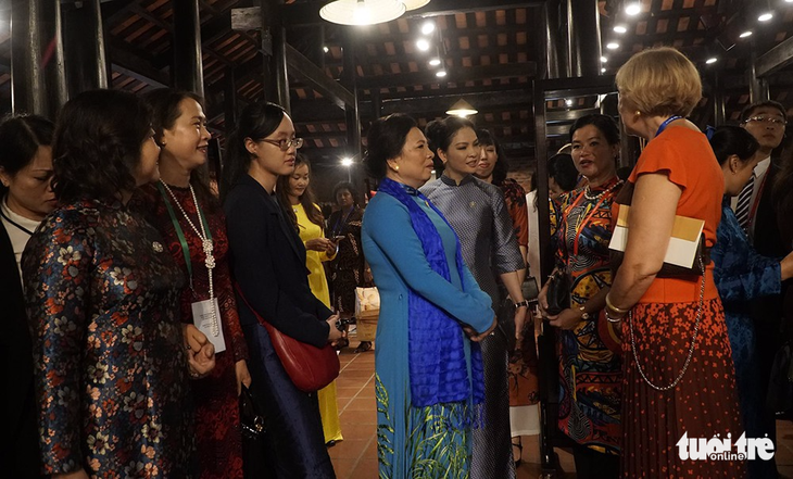 Phu nhân các lãnh đạo APEC thăm Hội An trong mưa lất phất - Ảnh 6.