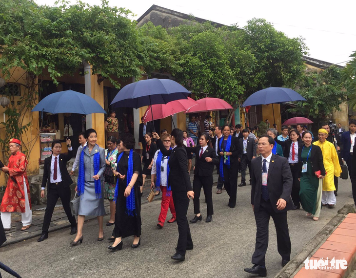 Phu nhân các lãnh đạo APEC thăm Hội An trong mưa lất phất - Ảnh 2.