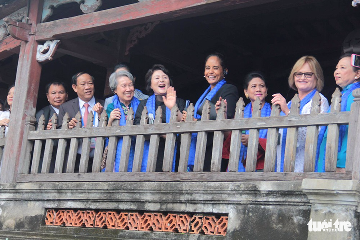 Phu nhân các lãnh đạo APEC thăm Hội An trong mưa lất phất - Ảnh 4.
