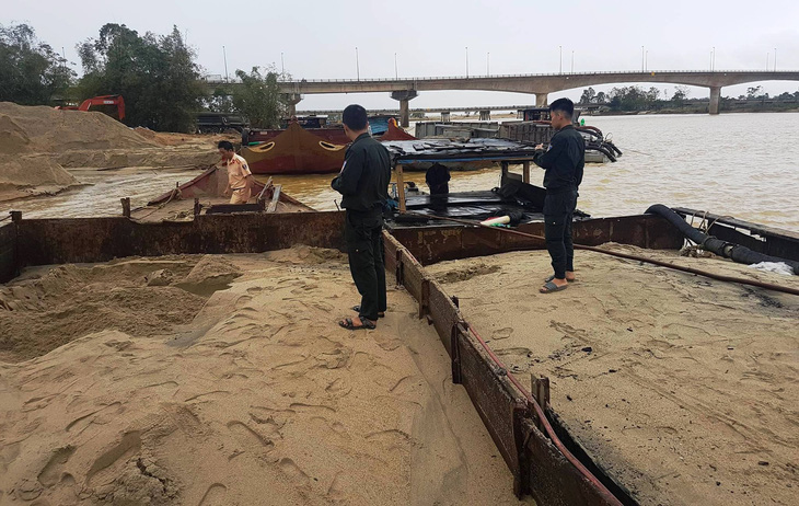 Bắt giữ 2 tàu sắt hút trộm cát trên sông Thu Bồn - Ảnh 1.