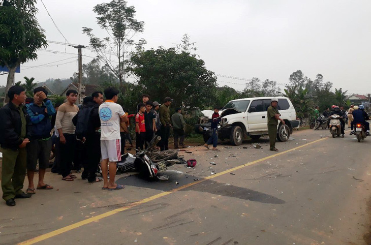 Ôtô biển xanh hết đăng kiểm tông xe máy chở 3, 3 người chết - Ảnh 2.