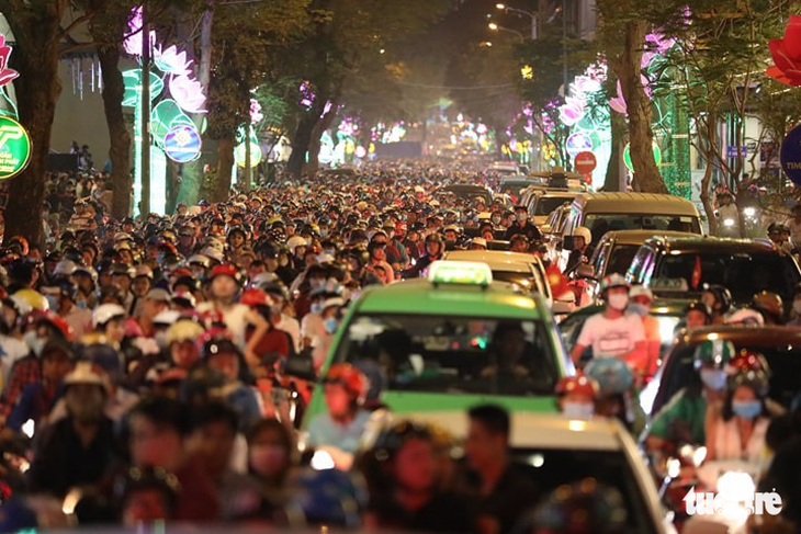 Dòng người đổ về trung tâm Sài Gòn đón năm mới 2018 - Ảnh 1.