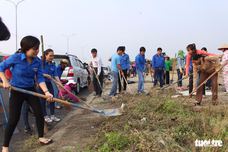 Gần 3.000 người tham gia dọn vệ sinh Đà Nẵng đón APEC - Ảnh 1.