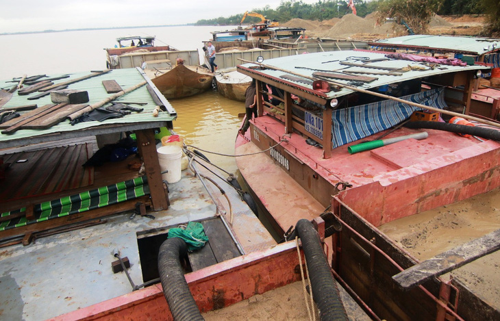 Một đêm bắt 6 tàu hút cát trái phép ở sông Thu Bồn - Ảnh 1.