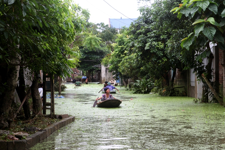 Nhiều đường làng ở huyện Chương Mỹ vẫn là dòng sông - Ảnh 2.