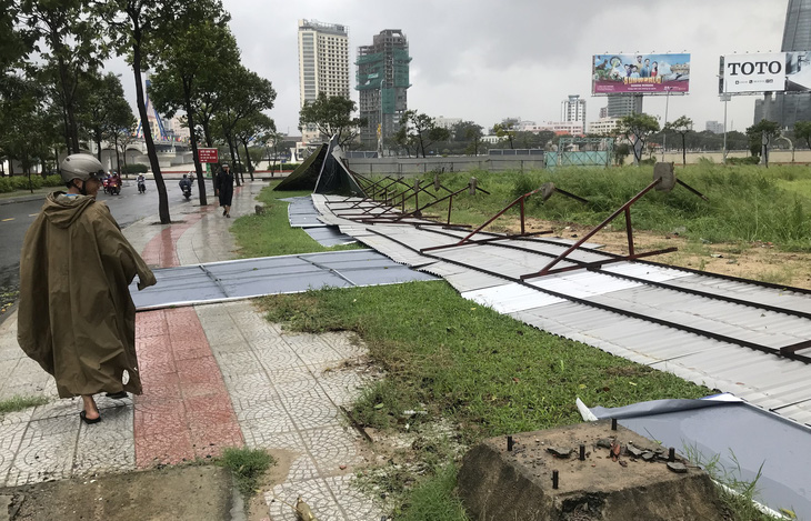 Đà Nẵng chạy đua dọn dẹp đường phố sau bão - Ảnh 3.