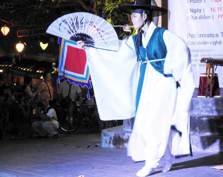 Múa cổ truyền Hàn Quốc trên đường phố Hội An - Ảnh 3.