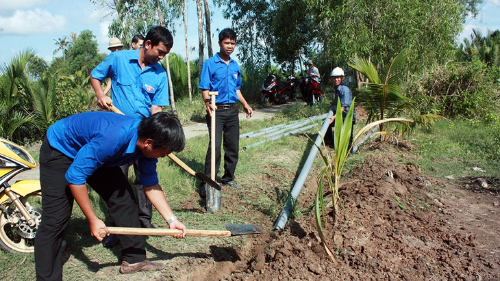 Mồ hôi đổ xuống cho nước ngọt về - Ảnh 1.