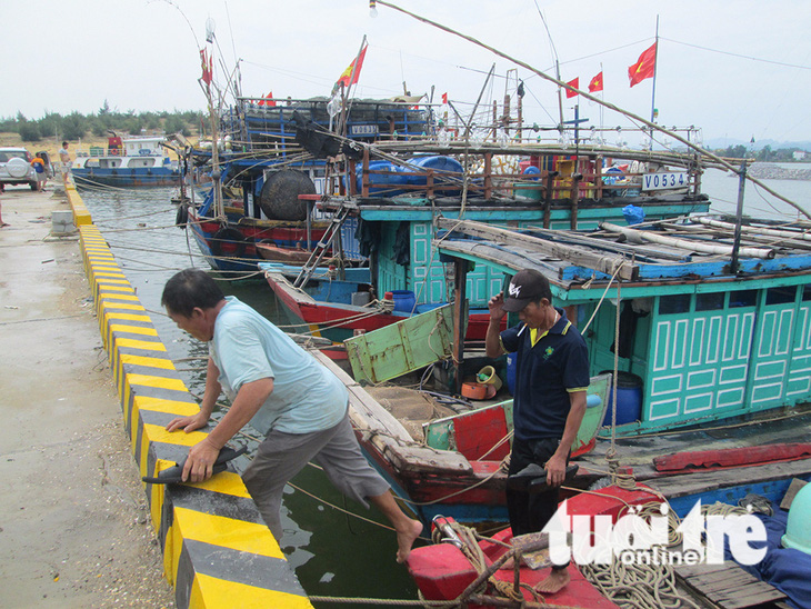 Miền Trung bắt đầu mưa lớn, dân hối hả chạy bão số 10 - Ảnh 5.