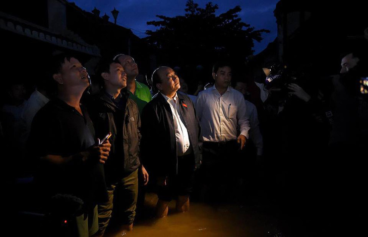 Thủ tướng lội nước thị sát tình hình lũ lụt và việc chuẩn bị APEC - Ảnh 4.