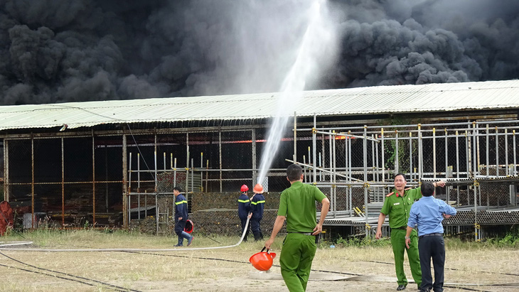 Cháy lớn dưới đường điện cao thế, cắt điện toàn TP Vũng Tàu - Ảnh 4.