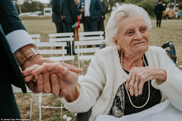 Chú rể gây chú ý với loạt ảnh tình cảm bên người bà 92 tuổi - Ảnh 2.