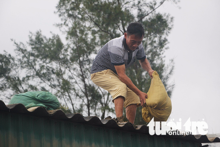 Miền Trung bắt đầu mưa lớn, dân hối hả chạy bão số 10 - Ảnh 2.