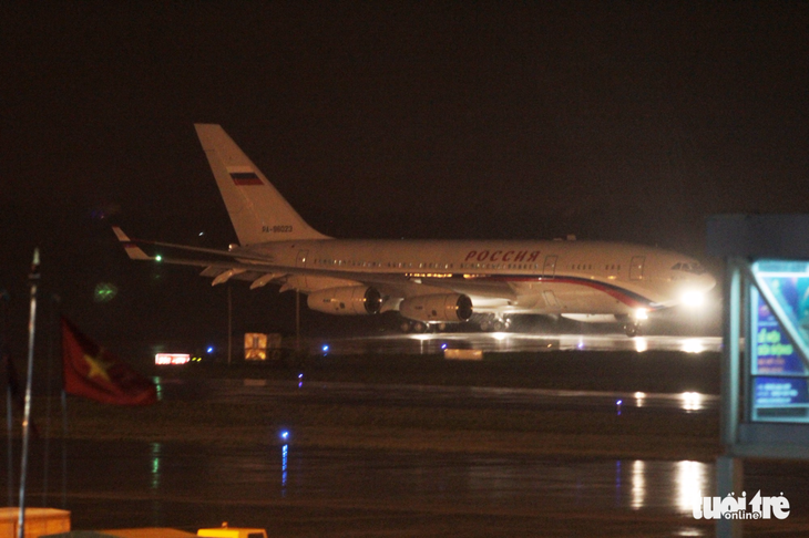 Nhận diện chuyên cơ Nga đáp xuống Đà Nẵng trong đêm mưa - Ảnh 1.